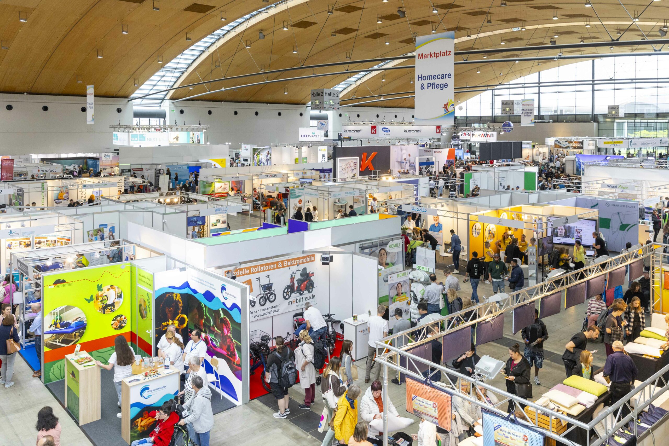 Zeigt eine gut besuchte Messehalle zur REHAB Karlsruhe 2025