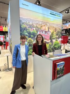 Das Foto zeigt Steffi Gretschel von Leipzig-Tourismus und Dorothea Schäffler, TMGS, am Sachsen-Stand