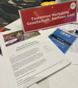 Dieses Foto zeigt ein Stillleben vom Arbeitstisch der TMGS auf dem IMM in Berlin