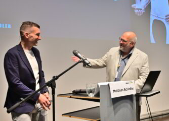 Referent Matthias Schindler im Gespräch mit Dr. Kai Pagenkopf auf dem Podium der Fachtagung zu den Themen Barrierefreiheit und Nachhaltigkeit im Tourismus in Sachsen