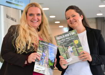 Produktmanegerinnen für die Themen Barrierefreiheit und Nachhaltigkeit der TMGS, Antje Rennack und Vivien Kresse, auf der Fachtagung zu den Themen Barrierefreiheit und Nachhaltigkeit im Tourismus in Sachsen
