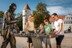 Familie erkundet die familienfreundliche Stadt Freiberg