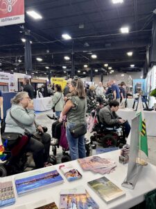 Zeigt eine gut besuchte Messehalle zur abilities expo New York Metro