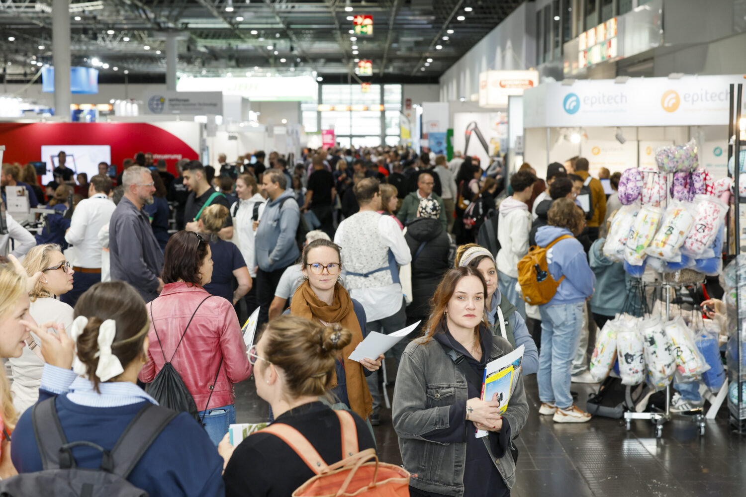 Zeigt eine gut besuchte Messehalle zur REHACARE Düsseldorf
