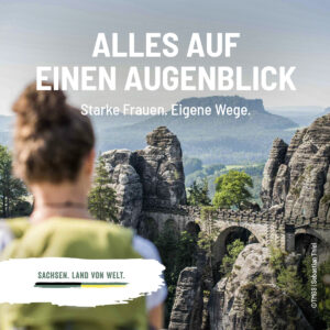 Das Foto zeigt eine Wanderin im Nationalpark Sächsische Schweiz