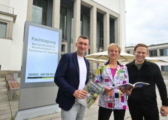 Veronika Hiebl, Geschäftsführerin der TMGS, mit den Referenten Matthias Schindler und Benjamin Förtsch im Rahmen der Fachtagung zu den Themen Barrierefreiheit und Nachhaltigkeit im Tourismus in Sachsen