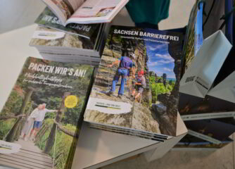 Blick auf die Broschüre "Sachsen Barrierefrei" und den TMGS-Leitfaden zur Nachhaltigkeit.