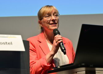 Susann Postel referiert über die digitale Barrierefreiheit.