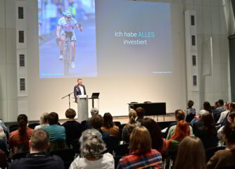 Para-Radsportler, Europa- und Weltmeister Matthias Schindler nahm die Teilnehmenden mit in seinen Alltag und berichtete von seiner eigenen Geschichte.