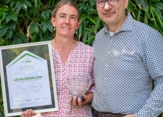 Die Landessieger im Wettbewerb GÄSTELIEBLING in der Kategorie Ferienwohnung: Gutshof Doberschau, v.l.n.r.: Eva-Maria und Heiko Proske, Inhaber Gutshof Doberschau