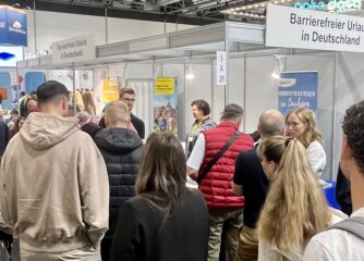 Viele Messebesucher informieren sich zu barrierefreien Angeboten.