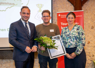 Auszeichnung des Jugendgästehaus Dresden mit dem Sonderpreis im Wettbewerb GÄSTELIEBLING, v.l.n.r.: Alexander Dierks, Präsident des Sächsischen Landtags und Präsident des Landestourismusverbandes Sachsen e. V.; Sebastian Probst, Leiter Jugendgästehaus Dresden; Franziska Brech, Leiterin Geschäftsbereich Kultur und Tourismus im Sächsischen Staatsministerium für Wissenschaft, Kultur und Tourismus